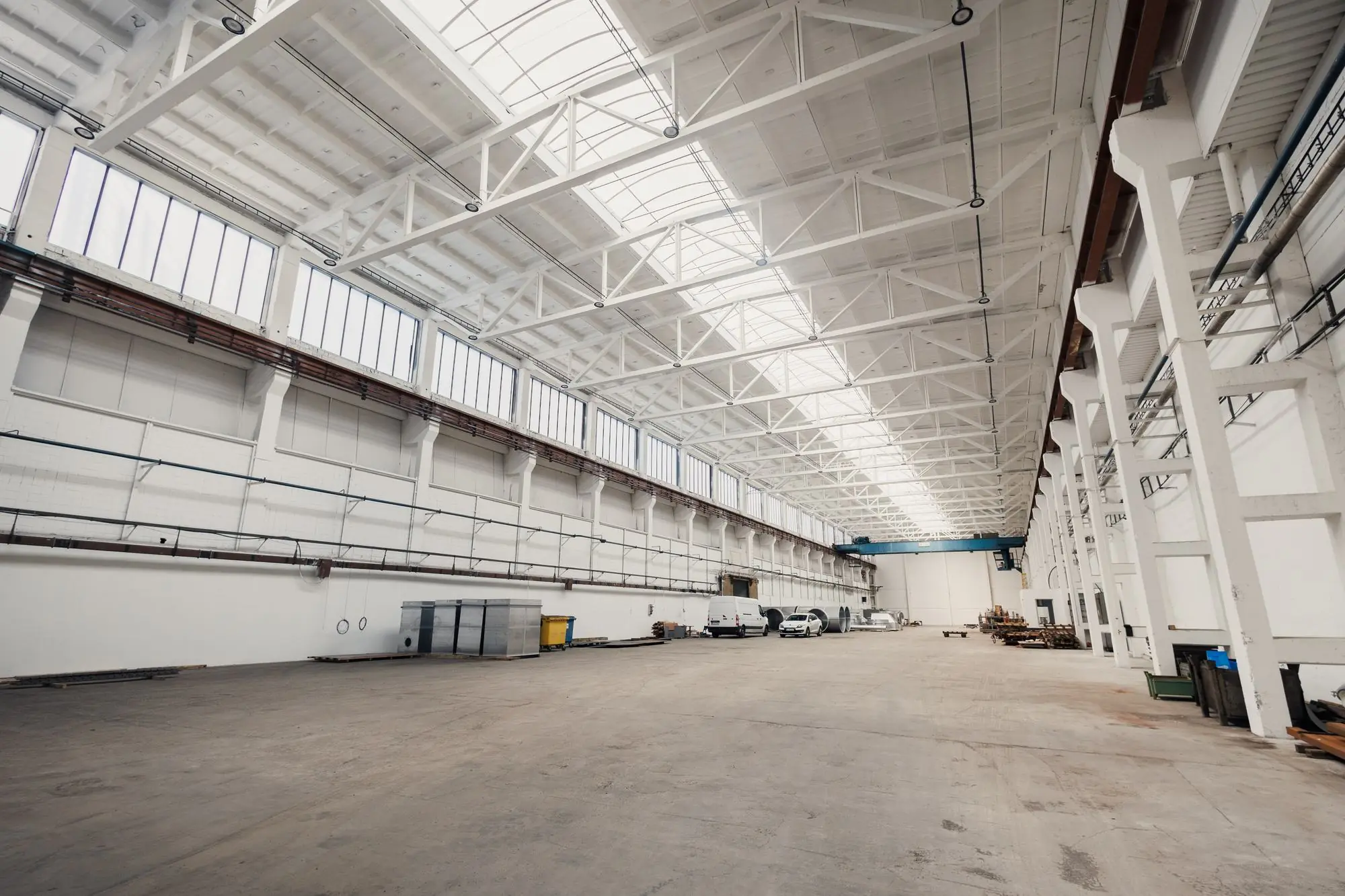Lange, helle Produktionshalle